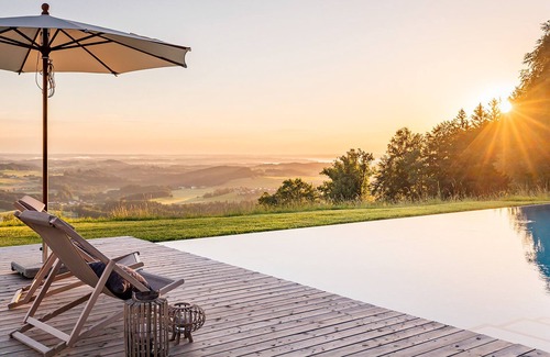 Frasdorf Apartment | Seeleben-chalet-suite 100qm, 2 Schlafzimmer, Wohnraum mit Küche, Kamin und Bad mit Sauna, Terrasse mit Whirlpool
