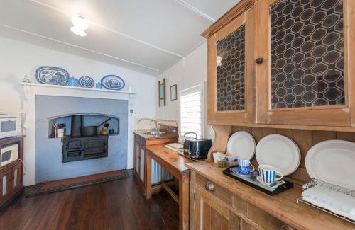Marks Point Villa | Selby Cottage - Intimate Waterfront Getaway