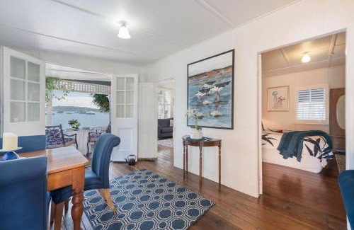 Marks Point Villa | Selby Cottage - Intimate Waterfront Getaway