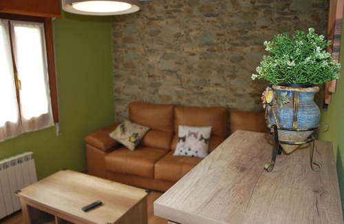 Soto de Cangas Apartment | Self catering Aptos rurales Camino Picos de Europa for 9 people