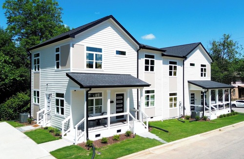 Downtown House | Self Check-In~Walk to Downtown~Newly Renovated