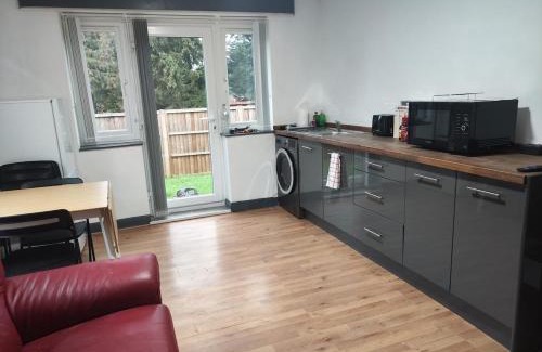 Shinfield Apartment | Self checkin 1 bedroom unit for max 3 Guests J11 M4 RG2 Private Entrance Onsite Parking Private Garden
