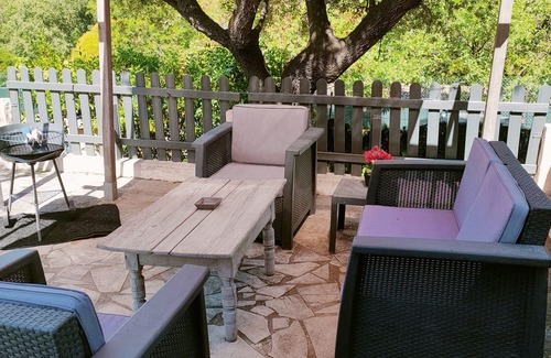 Aubagne House | self-contained 60m2 apartment in private grounds