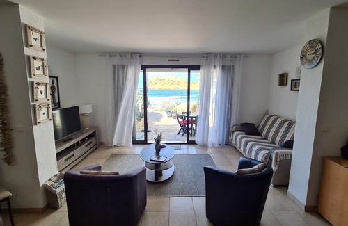 L'Ile-Rousse Apartment | Self-contained 75 m2 apartment on the ground floor of a villa, air-conditioned, seafront