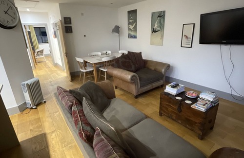 Lincoln House | Self contained bungalow near to Lincoln, dog friendly and plenty of car parking.