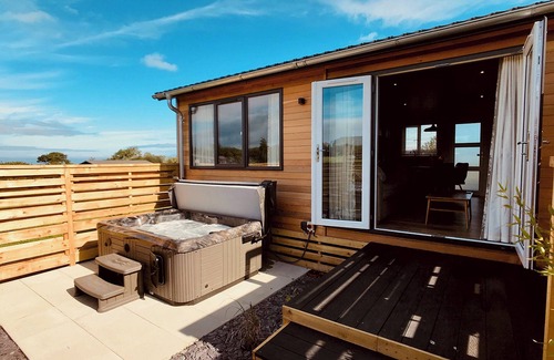 Llansantffraed Ski Chalet | Semi-detached deluxe lodge offering the perfect romantic retreat.