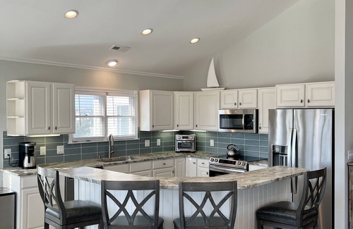 Duck House | Semi Oceanfront-100 FT to ocean, 4 King Suites, Hot Tub - EV Charger - Duck