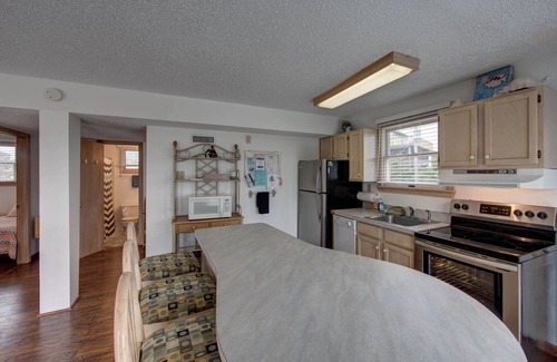 Avon Cottage | Semi-Oceanfront Beach Cottage I. Access across street to shops and restaurants