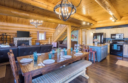 Moab South Valley Cabin | SENDERO- 10 min from Moab. Sleeps 17! Tons of parking. Hot tub. Huge yard