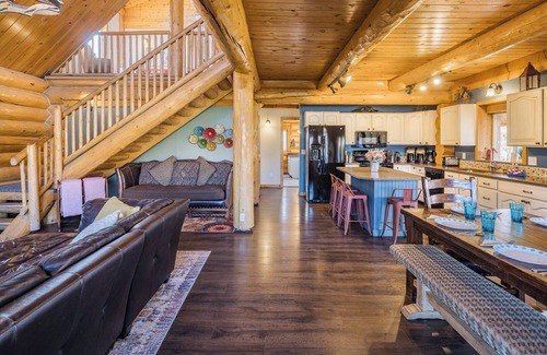 Moab South Valley Cabin | SENDERO- 10 min from Moab. Sleeps 17! Tons of parking. Hot tub. Huge yard