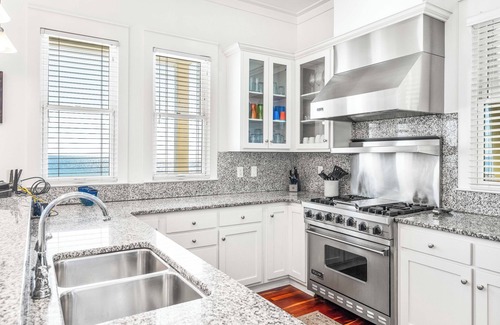 Delos House | Sept-Oct Reduced!*On Beach*Pool Access*Elevator!
