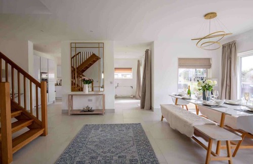 South Cerney House | Serendipity | Cotswold Lakehouse | Hot Tub & Kayak