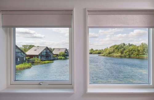 South Cerney House | Serendipity | Cotswold Lakehouse | Hot Tub & Kayak