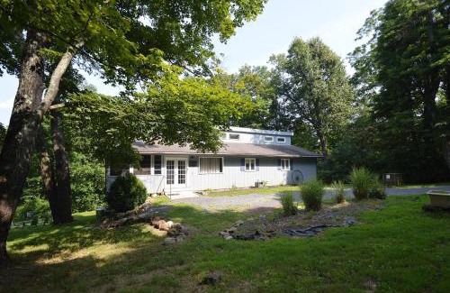 Berkeley Springs House | Serendipity - Hot Tub - Pet Friendly - Fire Pit - Grill - Porch - Deck - Wifi - Pool Access - Games