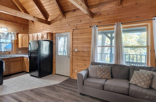 Jamestown Cabin | Serene 3 Bed Log Cabin at Jamestown Marina, Tucked Away in a Wooded Area #303
