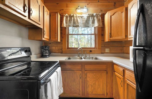 Jamestown Cabin | Serene 3 Bed Log Cabin at Jamestown Marina, Tucked Away in a Wooded Area #303