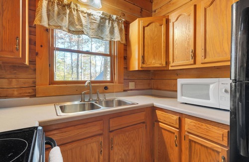 Jamestown Cabin | Serene 3 Bed Log Cabin at Jamestown Marina, Tucked Away in a Wooded Area #303