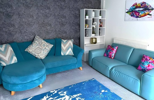 Bon-y-maen House | Serene 4 BR Retreat on Cefn Road: Your Cozy Haven