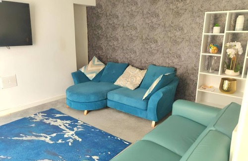 Bon-y-maen House | Serene 4 BR Retreat on Cefn Road: Your Cozy Haven