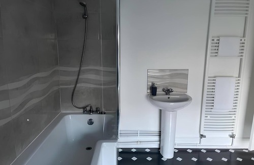 Bon-y-maen House | Serene 4 BR Retreat on Cefn Road: Your Cozy Haven