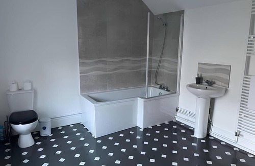 Bon-y-maen House | Serene 4 BR Retreat on Cefn Road: Your Cozy Haven