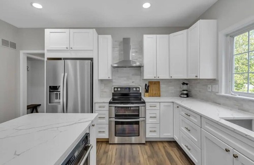 Saint Albans House | Serene 4BD/4BA Countryside + HotTub by Lake & Golf