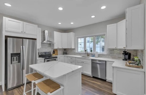 Saint Albans House | Serene 4BD/4BA Countryside + HotTub by Lake & Golf