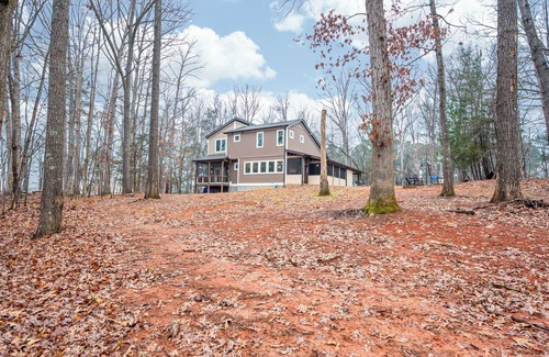 Burlington House | Serene 4br Country Retreat Awaits - Near Greensboro and Elon University!
