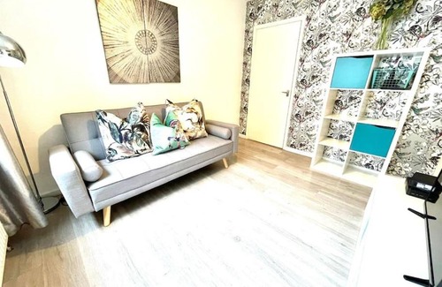 Cambridge House | Serene and Cozy 1-Bedroom House with Parking