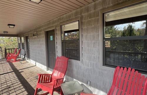 Waynesboro Hotel | Serene Cedar's Edge Room 1