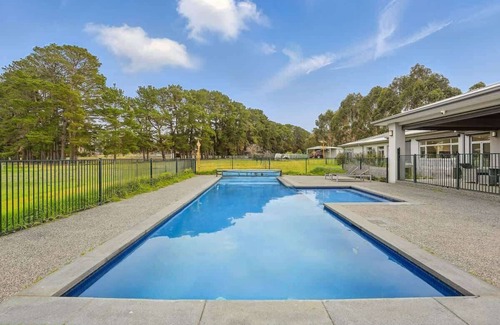 Hastings House | Serene Coastal Retreat in Hastings w pool