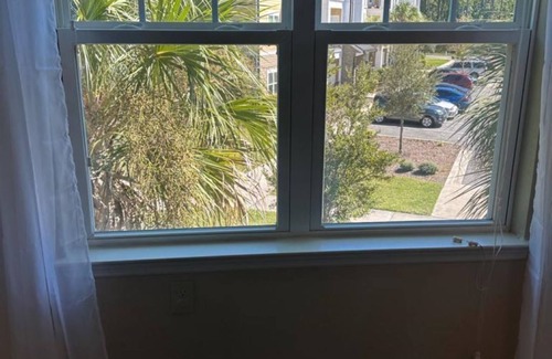 Northside Apartment | Serene Comfort - Near Airport & River City MP