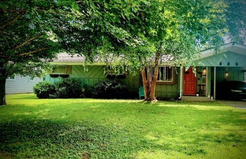 Springfield House | Serene & Comfy, BIG Fenced Yard