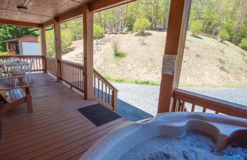 West Jefferson House | Serene & Cozy 3bd Cabin- Dogs Welcome, Hot Tub, Mins to Parkway