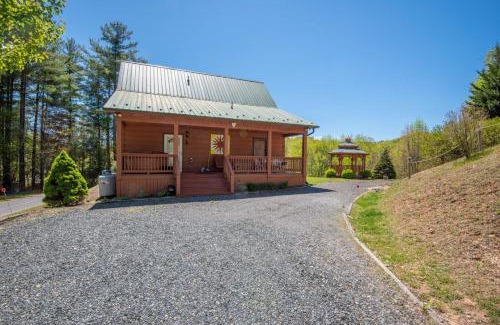 West Jefferson House | Serene & Cozy 3bd Cabin- Dogs Welcome, Hot Tub, Mins to Parkway