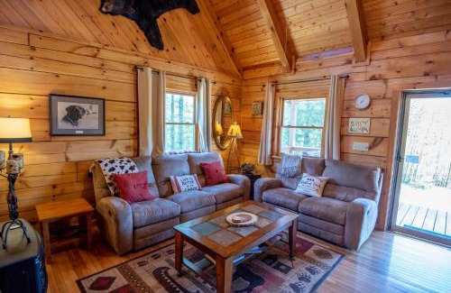 West Jefferson House | Serene & Cozy 3bd Cabin- Dogs Welcome, Hot Tub, Mins to Parkway