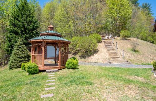 West Jefferson House | Serene & Cozy 3bd Cabin- Dogs Welcome, Hot Tub, Mins to Parkway