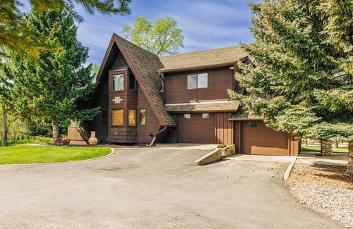 Sheridan Cabin | Serene Creekside Sheridan Getaway: Mountain Views!