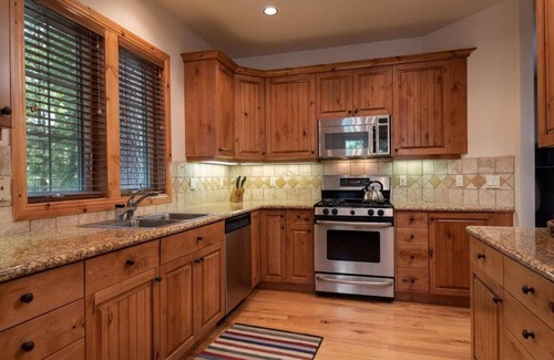 Sunriver House | Serene Escape with A/C, BBQ & Nature Trails