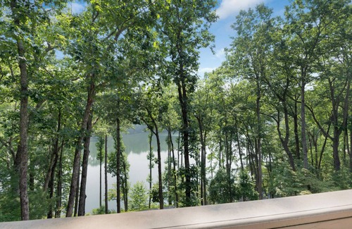 Big Canoe House | Serene Getaway: Your Ideal Retreat with Lakeside Views