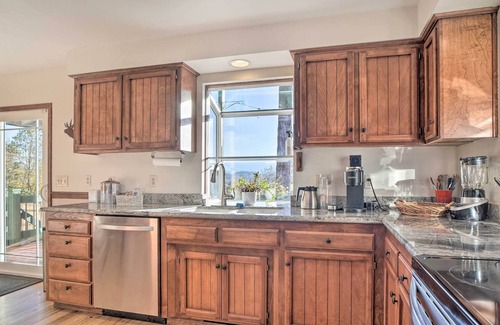 Grants Pass House | Serene Grants Pass Lodging w/ Mountain Views!