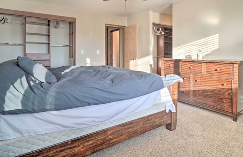 Grants Pass House | Serene Grants Pass Lodging w/ Mountain Views!