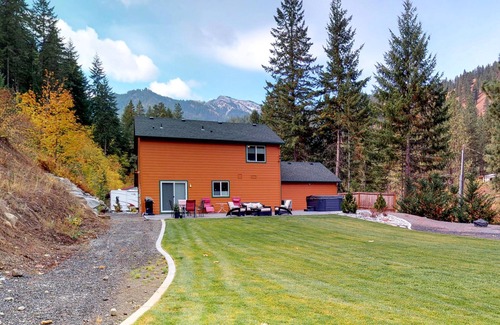 Peshastin House | Serene Home with WiFi & Private Hot Tub - Close to Leavenworth