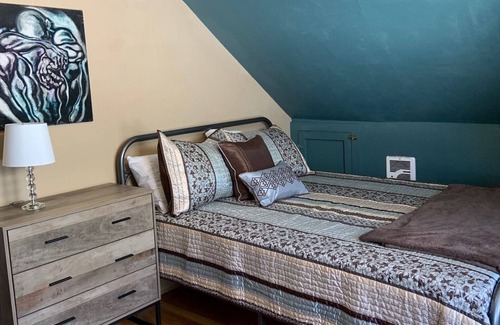 Hilltop Apartment | Serene in the City