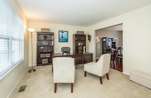 O'Fallon House | Serene Ivory*Fireplace*Fenced Yard* Dogs Welcome!