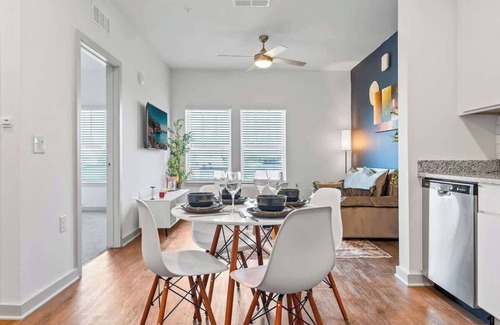 Lake Buena Vista Apartment | Serene King Escape + Pet Friendly w/Pool + Gym