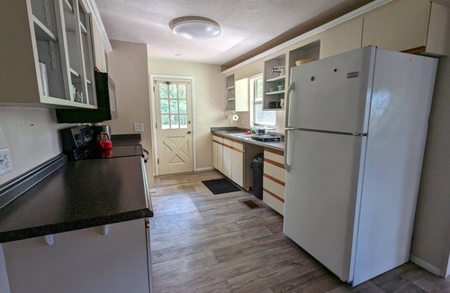 Edgar House | Serene Lake House: Nightlife & Wildlife Nearby