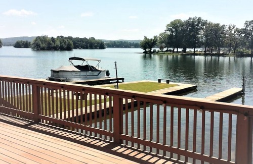 Lake Hamilton Condo | Serene lakefront condo with stunning views, private boat slip, and spacious deck