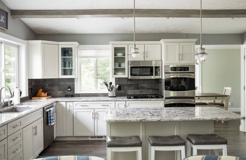 Grawn House | Serene Lakehouse - Private Beach, Kayaks, Pickleball, various games, and near TC