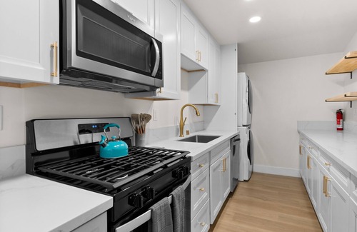 Winter Gardens House | Serene Lakeside Getaway-Sleeps 8